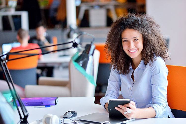 photo jeune femme à son bureau